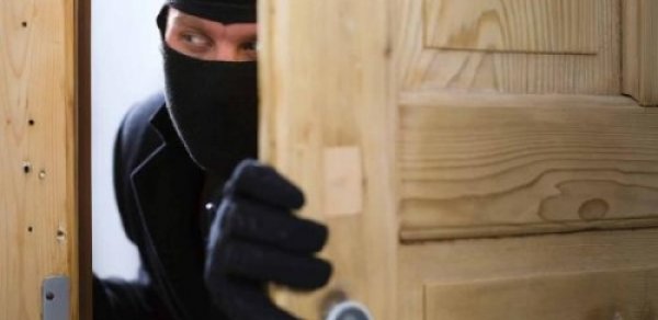 Maskalı şəxslər evə silahlı basqın etdi – Yaralananlar var