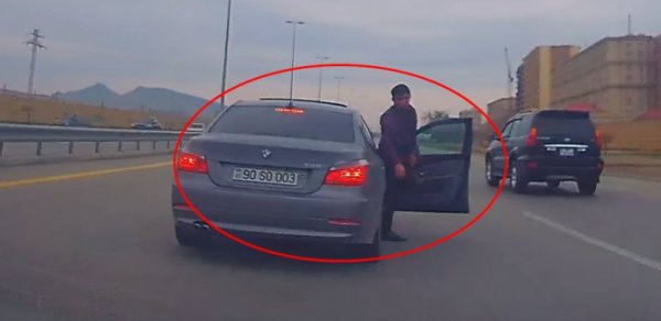 Bakının qoçu sürücüsü – Həm qayda pozur, həm də “trasda” təpik atır - VİDEO