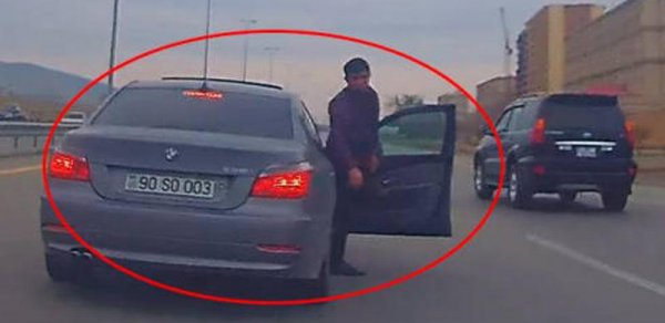 Bakıda qayda pozaraq başqasının avtomobilini təpikləyən sürücü tutuldu - VİDEO