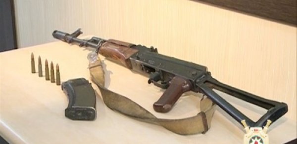 Üzərində “Kalaşnikov” gəzdirən şəxs saxlanıldı
