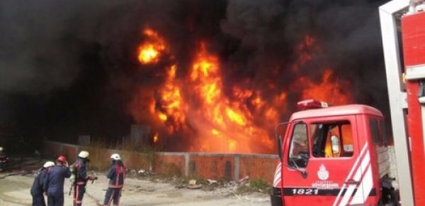 Bakıda yanğın - Tikintisi başa çatmayan bina yandı