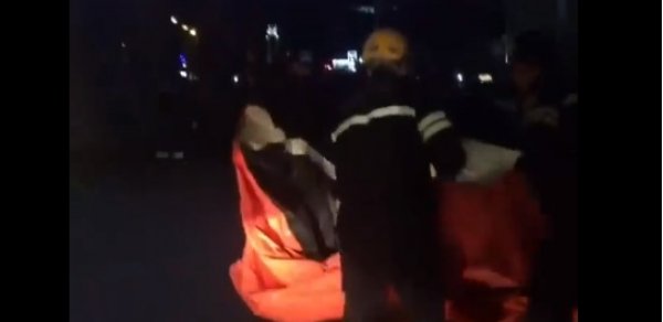 Bakıda gənc oğlan içib körpünün üstünə çıxdı: "Gəlməyin özümü atıram" (VİDEO)