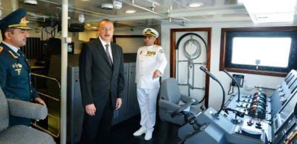İlham Əliyev “Tufan” tipli sərhəd gözətçi gəmisi ilə tanış oldu