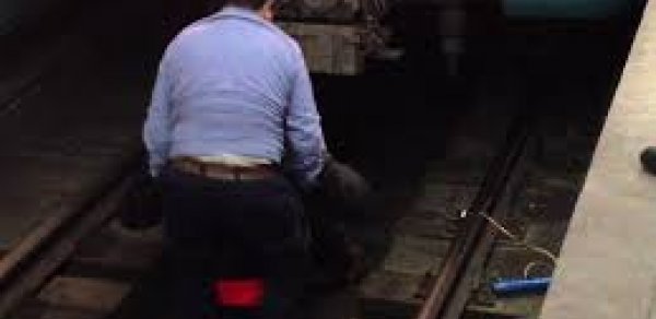 Dostu ilə dalaşan oğlan özünü relslərin üstünə atdı - Bakı metrosunda qorxulu anlar