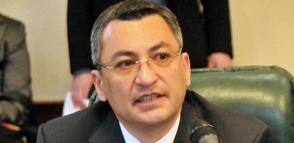 Yeni sədr daha bir nəfəri işdən çıxardı