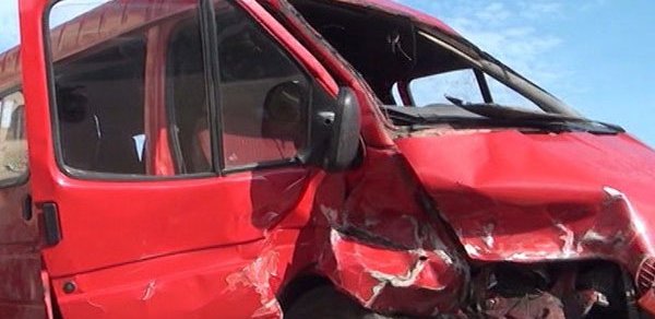 Mikroavtobusla minik avtomobili toqquşdu: 15 nəfər yaralandı