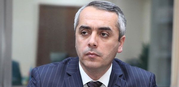 Yeni nazir mətbuat katibini işdən çıxardı