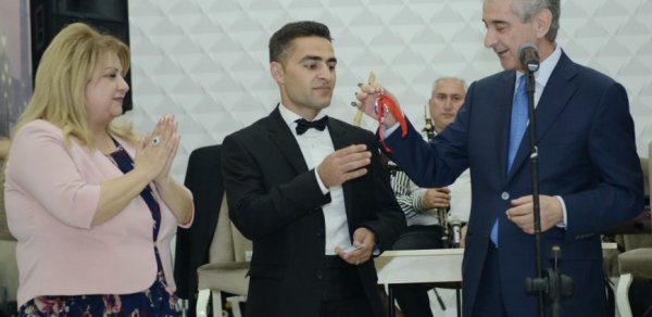 Dövlət rəsmiləri kimsəsiz gənclərin toyunda iştirak etdi, onlara 3 otaqlı mənzil hədiyyə olundu - FOTOLAR