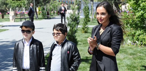 Leyla Əliyeva uşaqlarla ağac əkdi - Fotolar