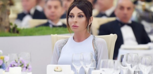 Mehriban Əliyeva 3 nəfəri təltif etdi - Fotolar