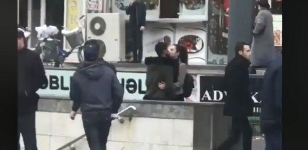 Bakıda qızla oğlan küçənin ortasında öpüşdü - Yaşlı kişi onların üzərinə yeridi (VİDEO)