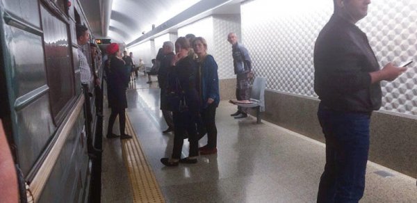 Bakı metrosunda həyəcan: sərnişinlər vaqonları tərk etdilər