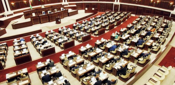 2 abituriyentin intiharı Milli Məclisdə: "Deyirlər ki, fakultəyə daxil olmasan, dilənçi olacaqsan”