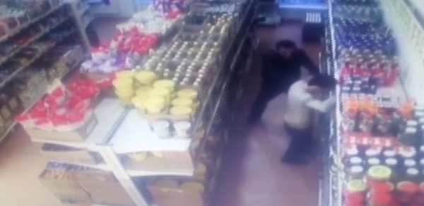 Mağazaya basqın edib iki işçini başından vurdu - Azərbaycanda