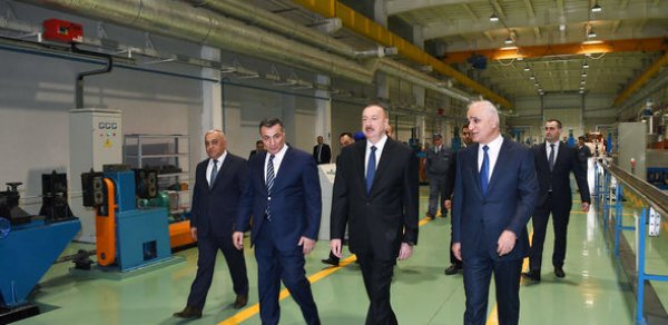İlham Əliyev zavodun açılışında