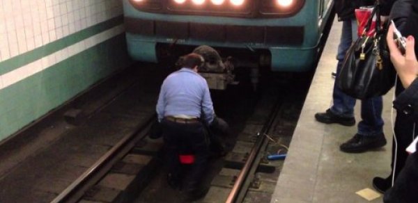 Bakıda metrosunda olay: gənc oğlan özünü qatar xəttinə atdı