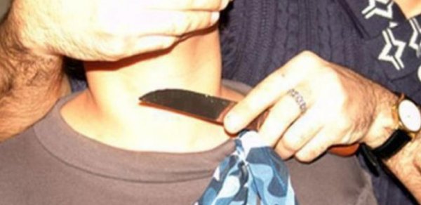 Bələdiyyə sədrinin oğlu arvadını bıçaqlayıb başını kəsmək istədi — ŞOK TƏFƏRRÜAT