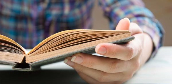 Bakıda vəzifəli şəxs məhkəməyə çağırıldı: adını müəmmalı kitabdan niyə cırıb?