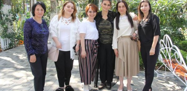 Qənirə Paşayeva Aprel zəfəri şəhidlərinin ailələri ilə görüşüb