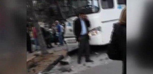 Bakıda sərnişin avtobusu qəza törədib: xəsarət alanlar var - VİDEO