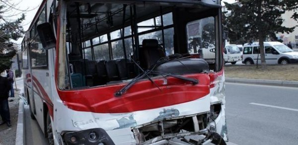 Bakıda sürücü avtobusu dirəyə çırpdı: Ölən var