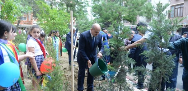 Nəsimi rayonunda “Abad həyət” sakinlərin istifadəsinə verildi - FOTOLAR