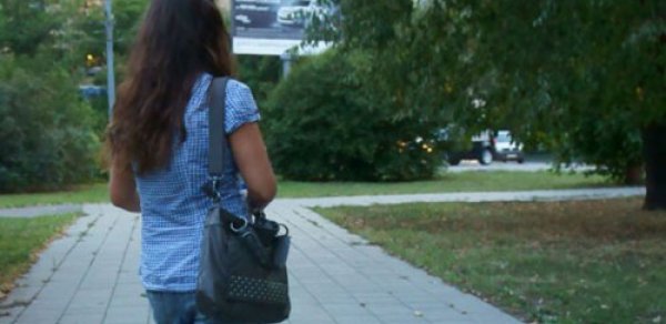 16 yaşlı qız itkin düşdü