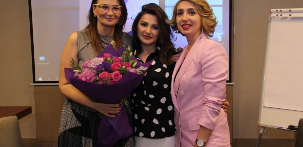 Millət vəkili bank sektorunda çalışan fəal qadınlarla görüşüb