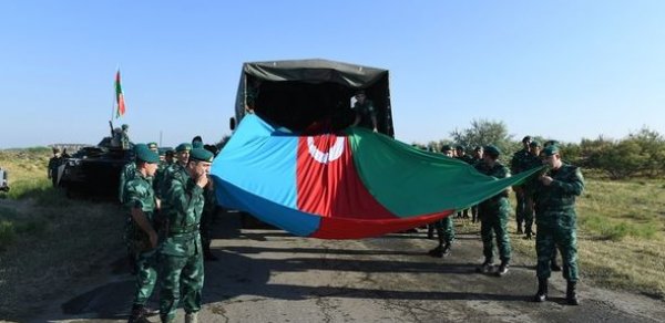 "Qurtuluş günü" ilə əlaqədar 2 km uzunluğunda bayraq hazırlandı - FOTOLAR