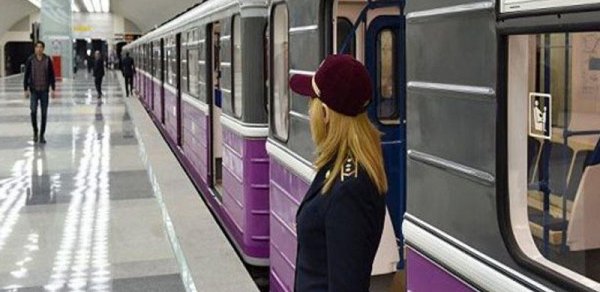 Bakı metrosunda qızı geyiminə görə döydülər - VİDEO
