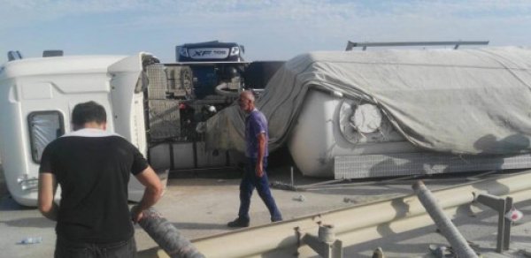 Yanacaqdaşıyan maşın yolun ortasında aşdı - Bakı-Astara yolu bağlandı - FOTO