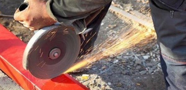 Mingəçevirdə baba laqonda ilə nəvəsinin ayağını kəsdi