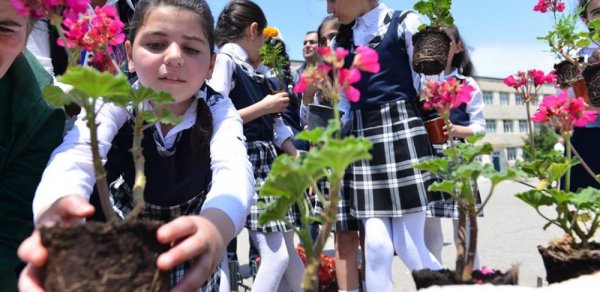 4 yaşlı uşaq qonşunun həyətinə gül qoparmağa girdi və öldü – Azərbaycanda dəhşətli hadisə