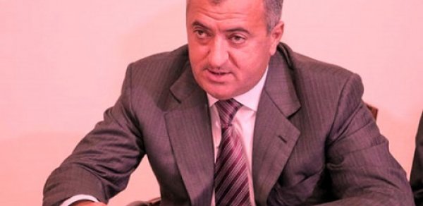 İcra başçısının paltar qadağası - Bakıda bu da oldu