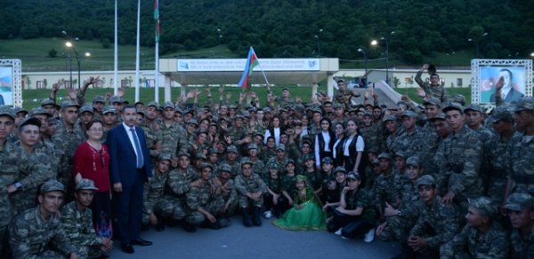 Nəsimi rayon İcra Hakimiyyətinin rəhbərliyi və ictimaiyyət nümayəndələri əsgərlərimizi təbrik etdi
