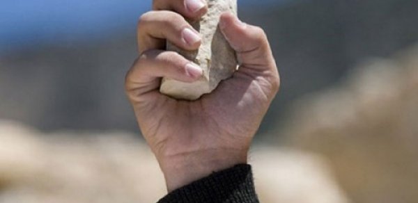 Sumqayıtda polis rəisini daşla gicgahından yaraladılar