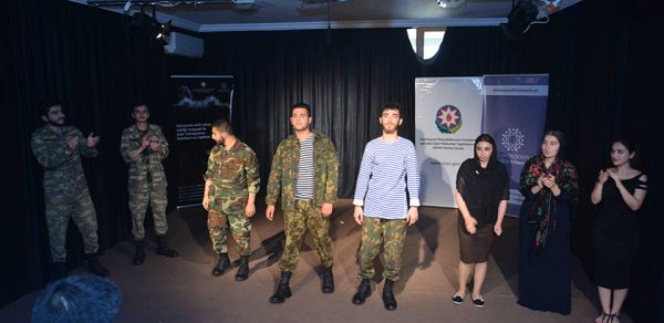 Milli ordumuzun yaranmasının 100 illiyi münasibətilə tamaşa oynanıldı - FOTOLAR