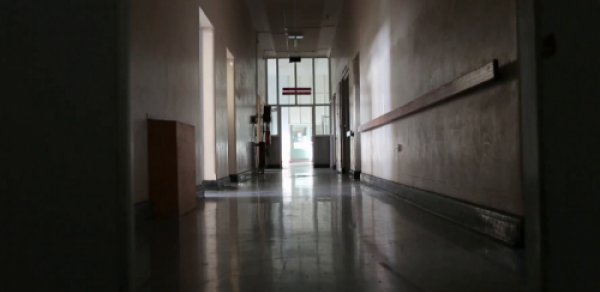 İşıqların sönməsi xəstəxanalarda çətinlik yaradıb - Həkimlər əl fanarı ilə işləyirmiş...