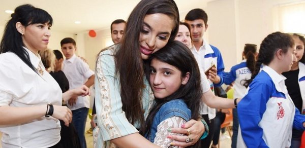 O hamının yanındadır: Uşağın da, qocanın da, gəncin də...
