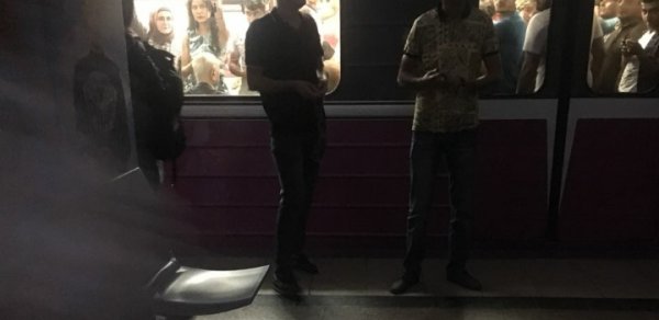 Yenə işıq söndü - Sərnişinlər metroda qaldı