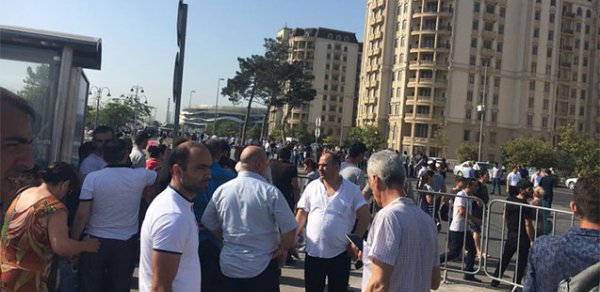 Bakıda dayanacaqlarda böyük izdiham - FOTOLAR