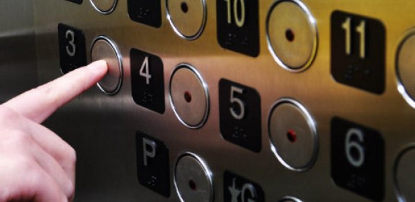 Bakıda 22 nəfər liftdə qaldı