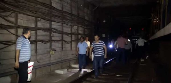 İşıq sönən zaman metroda qalan jurnalist başına gələnlərdən yazdı