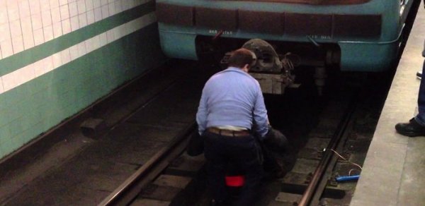 Bakı metrosunda həyəcan: gənc oğlan relsin üstünə yıxıldı