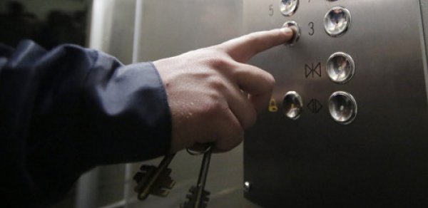 Bakıda bədbəxt hadisə - Trosu qırılan lift şaxtaya düşdü, yaralananlar var