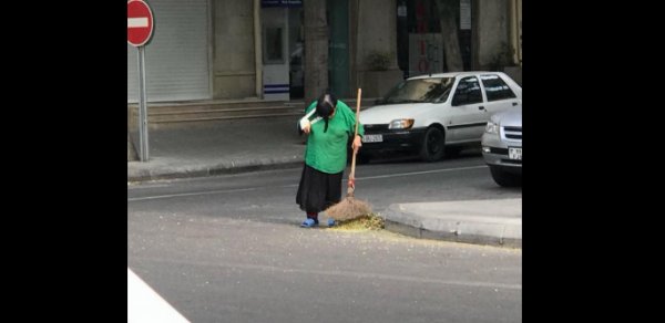Qolu sarıqlı süpürgəçini bu hala kimlər saldı?