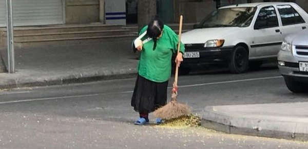 Qolu sarğılı süpürgəçi qadın kimdir? - FOTO - VİDEO