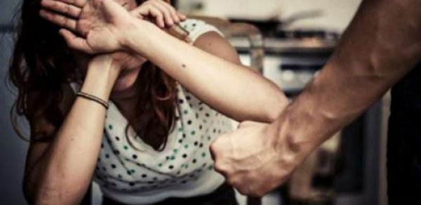 28 yaşlı qızı döydülər