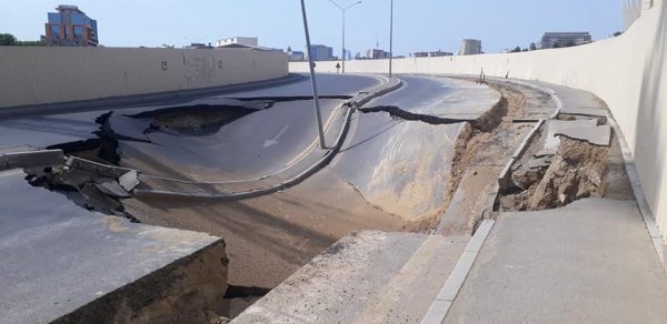 Bakıda çökən yolun altında ikimərtəbəli tikili tapılıb - FOTOLAR