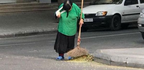 Qolu sınıq küçə süpürən qadın haqda - Yeni xəbər